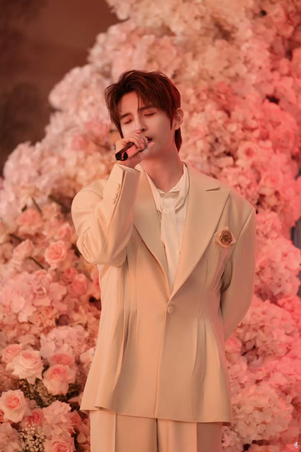 至上励合阿里郎同台青春回来了直接被舞台狠狠戳中！张远金润吉两代主唱同框，歌声里全