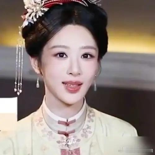 杨紫下半年不接戏，主动“消失”。一边是迪丽热巴全年无休，商业代言拿到手软。一边是