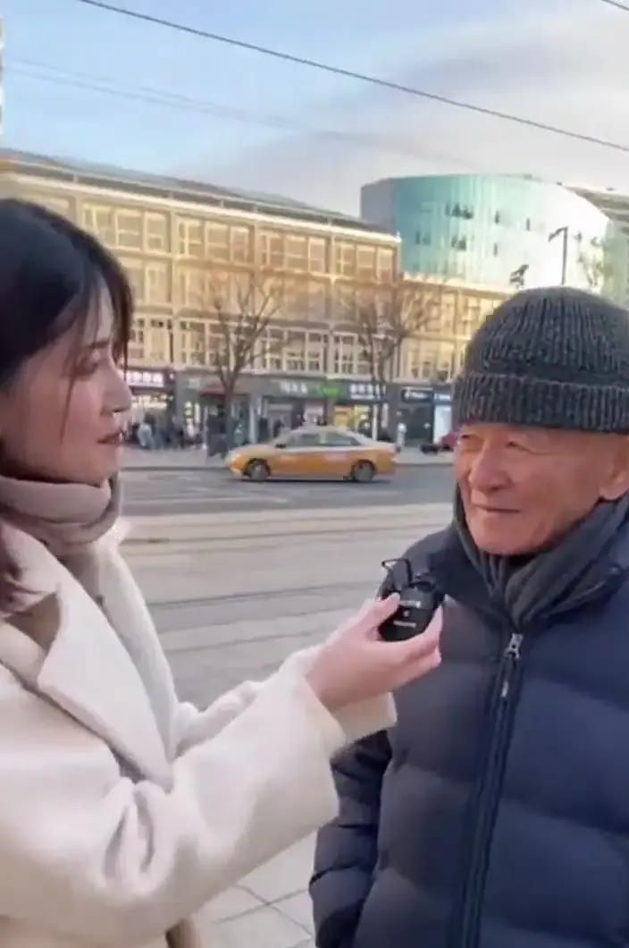 美女问大爷亲嘴撬不开牙，大爷一句“我只亲没牙的”直接把全网笑疯。
这梗最早出现在