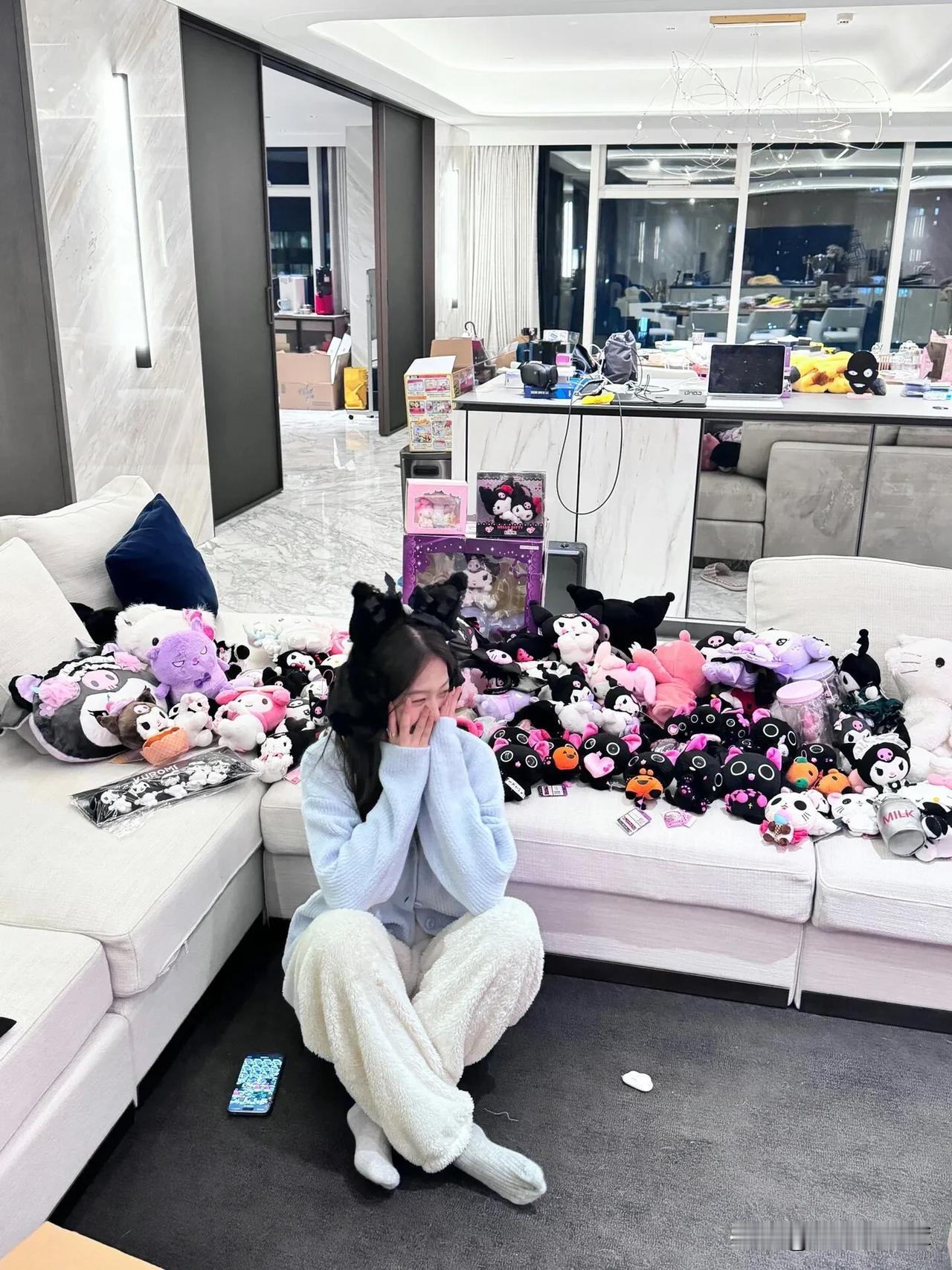 从王思聪女朋友晒的东西来看，他对女朋友也是消费降级了。以前都送车，现在都开始送玩