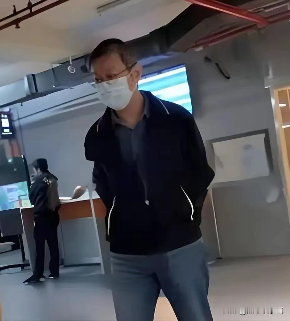 琼瑶去世，只有儿子陈中维一家处理后事，从儿子的言行举止来看觉得很老实，性格软弱。