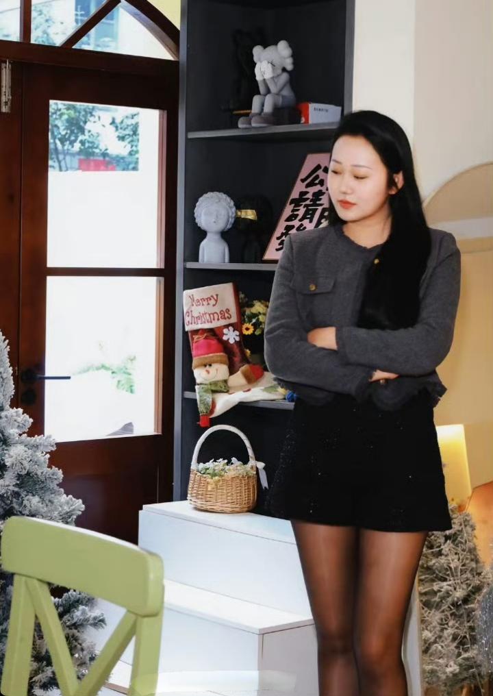 灰黑系轻熟风穿搭：小香风外套的氛围感搭法
 
想打造轻熟又灵动的日常造型，试试灰