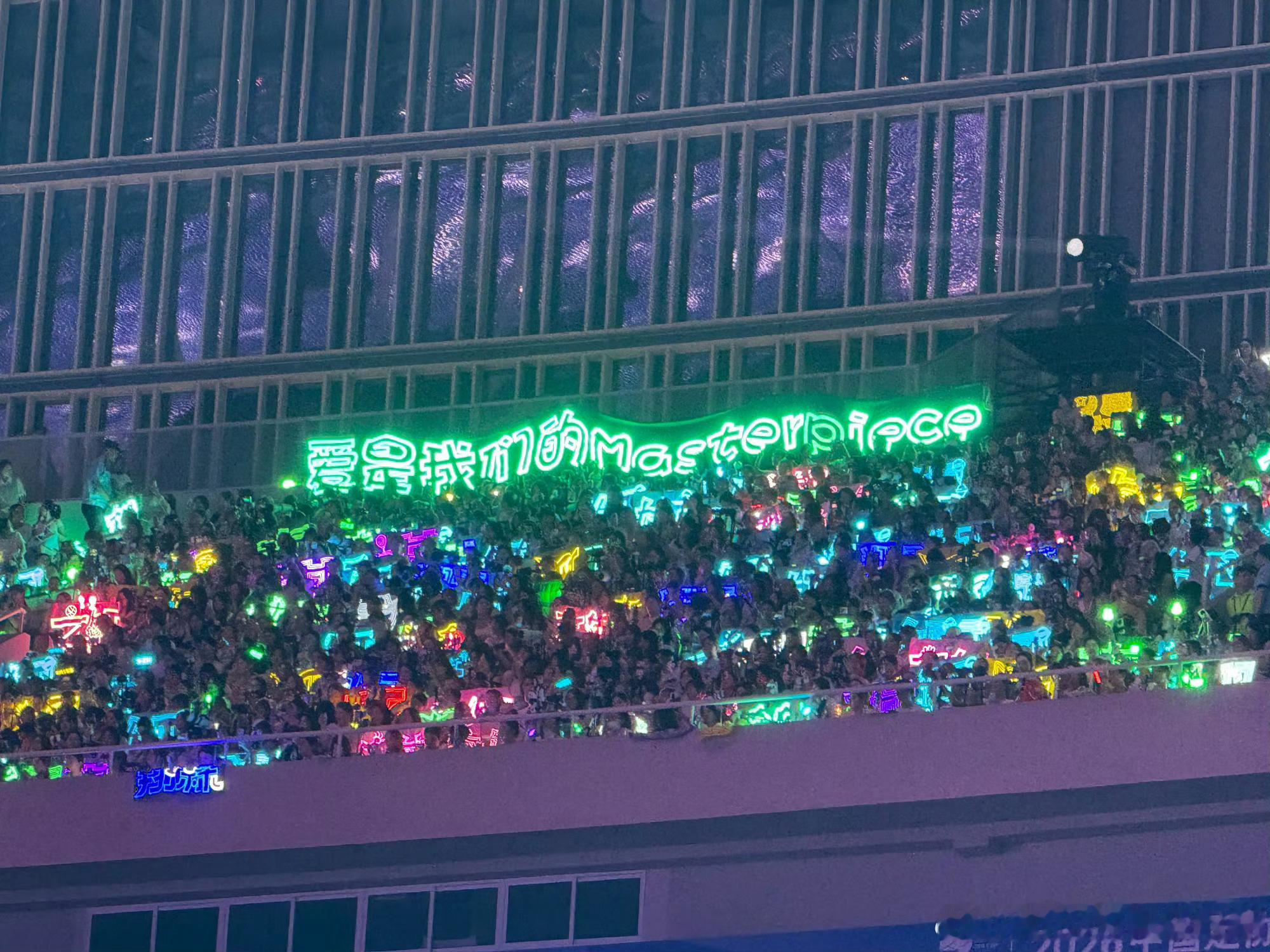 贺峻霖长灯牌、贺峻霖暗黑骑士 围观下啦，贺峻霖长灯牌，可以有啊，贺峻霖暗黑骑士，