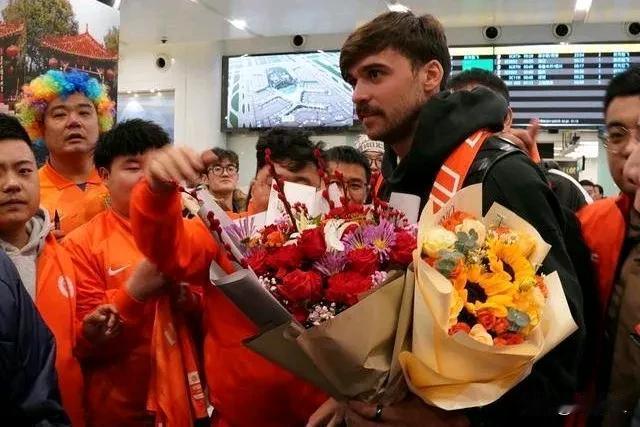 克雷桑:哥们，几个意思，我不在的这三场你们都赢了？
泽卡:要不我再回巴西继续休养