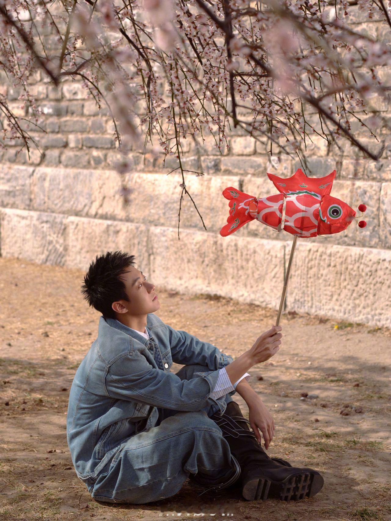 高至霆在北京明城墙上拍杂志当千年城垣遇上春日少年，是中式浪漫的极致碰撞！高至霆拍