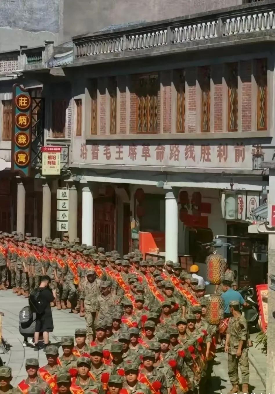 摄影师抓拍的一张照片爆红网络！广东揭阳市举行新兵入伍仪式，最出彩之处就是那幅保护