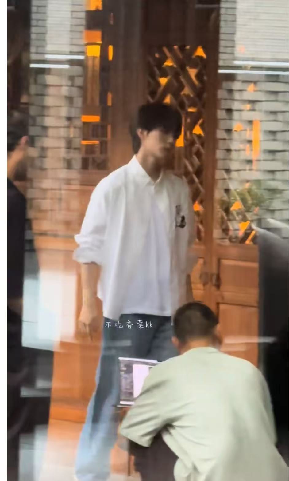 周翊然把熊猫穿身上 谁能想到有一天会看到周翊然把熊猫穿身上，成都活动上他一袭清爽