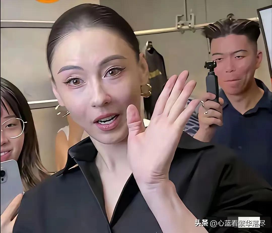 真不敢相信张柏芝现在这样了，怎么看也没有原来的影子。原来玉女形象已经没有了。
有