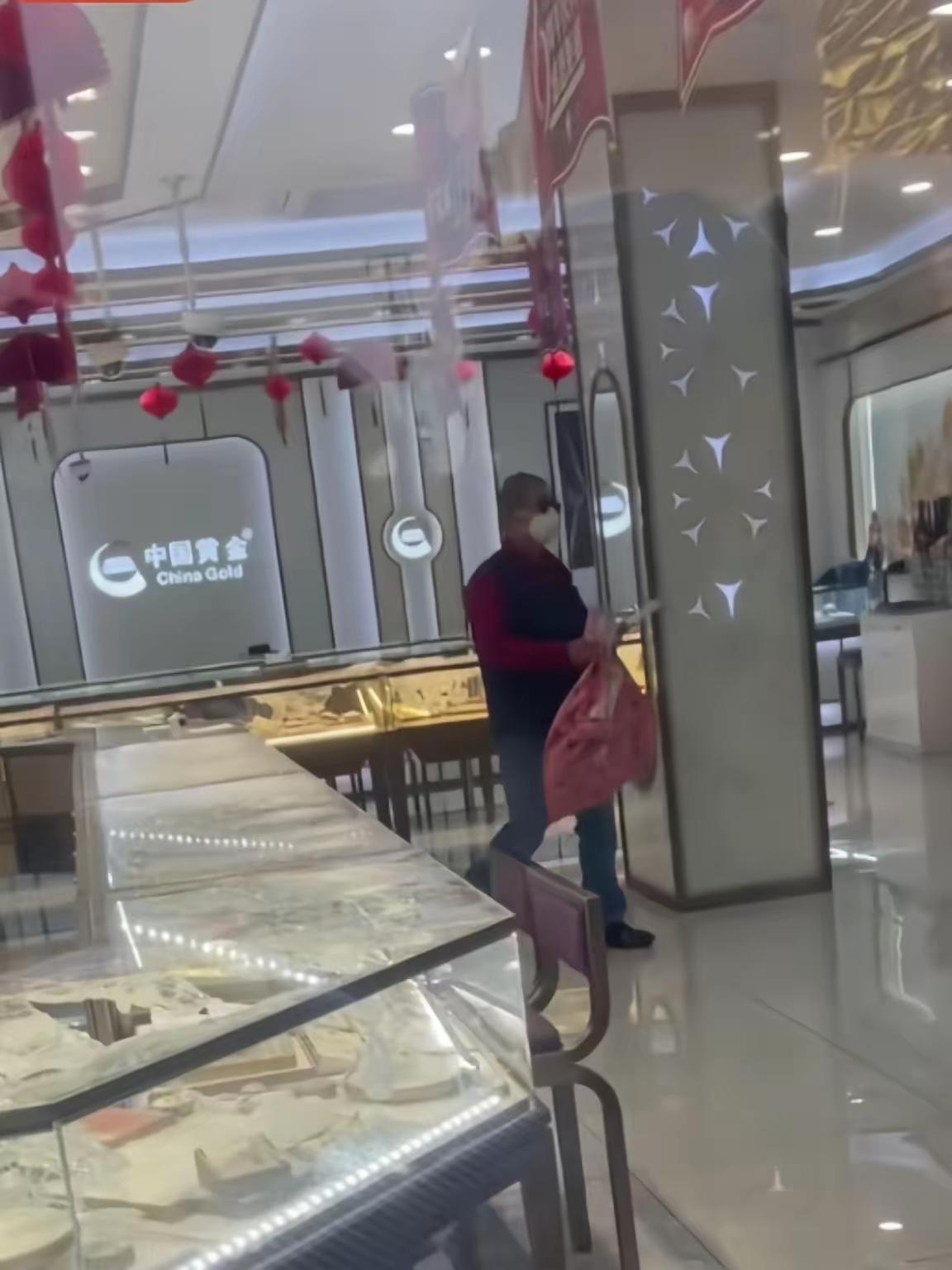 今有上海金店遭抢劫，前有法国罗浮宫被盗，刚要感叹世风日下，结果看到抢金店的视I频