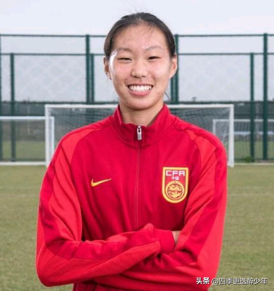 中国女足姊妹花闪耀赛场，妹妹邵子钦踢前锋，姐姐邵子嘉踢中后卫，都是非常优秀的女足