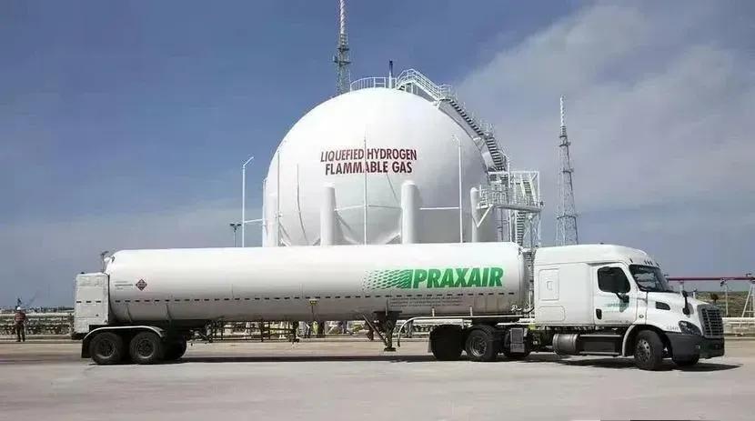 在所有运输车里，压缩氢气车的危险等级最高。它就像公路上的“移动炸弹”，哪怕是投保
