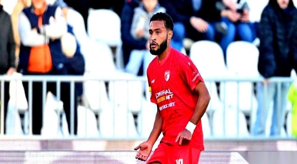 全世界都以为武汉三镇被人当猴耍了。
看上的前锋，临门一脚，让人给截胡了。网上那帮