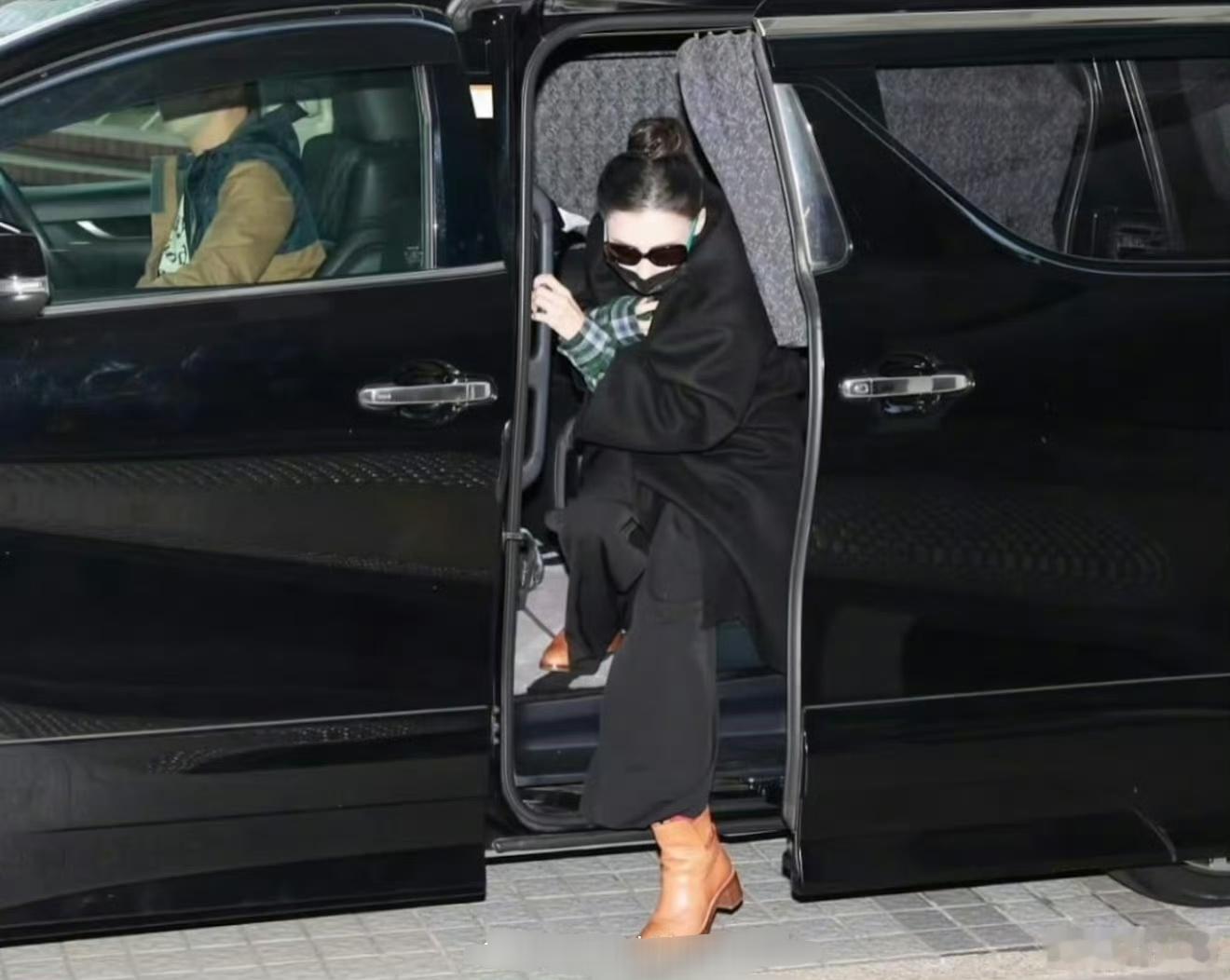 张柏芝出庭 神图 老牌港星真的很有星味，这一身穿搭直接把法院变成T台了