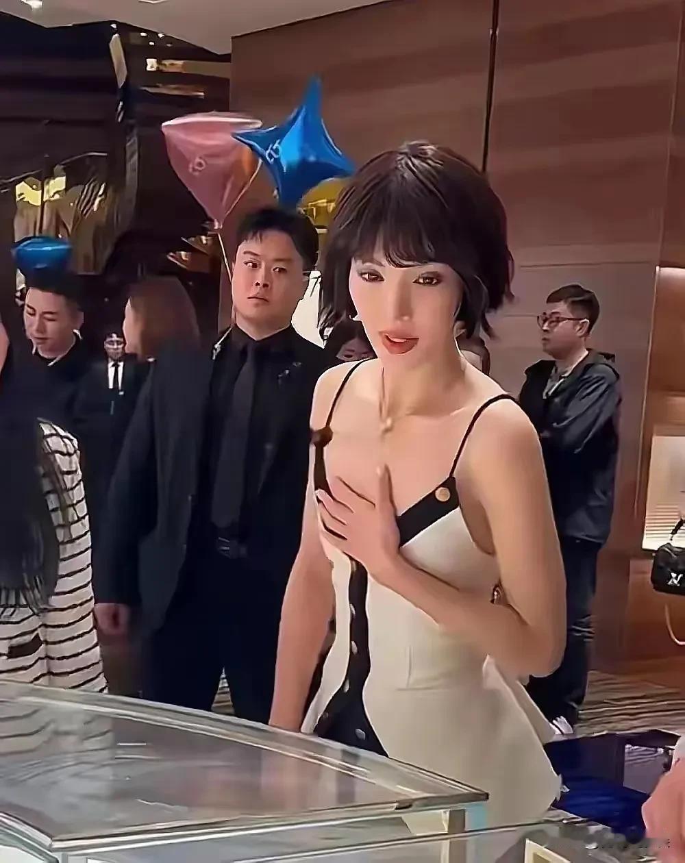 其实，捂不捂的都没必要
毕竟，纸片人剩下的
就是纸片

长的如此娇艳
跳舞如此绝