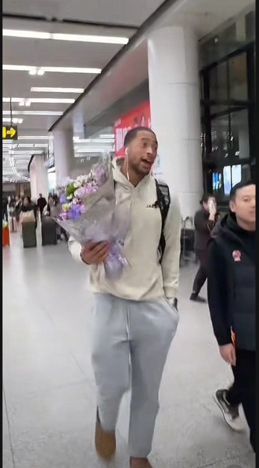 辽篮新外援杰登勒迪已来到沈阳，身高与张镇麟差不多，身体劲爆程度不输于金金。看来照