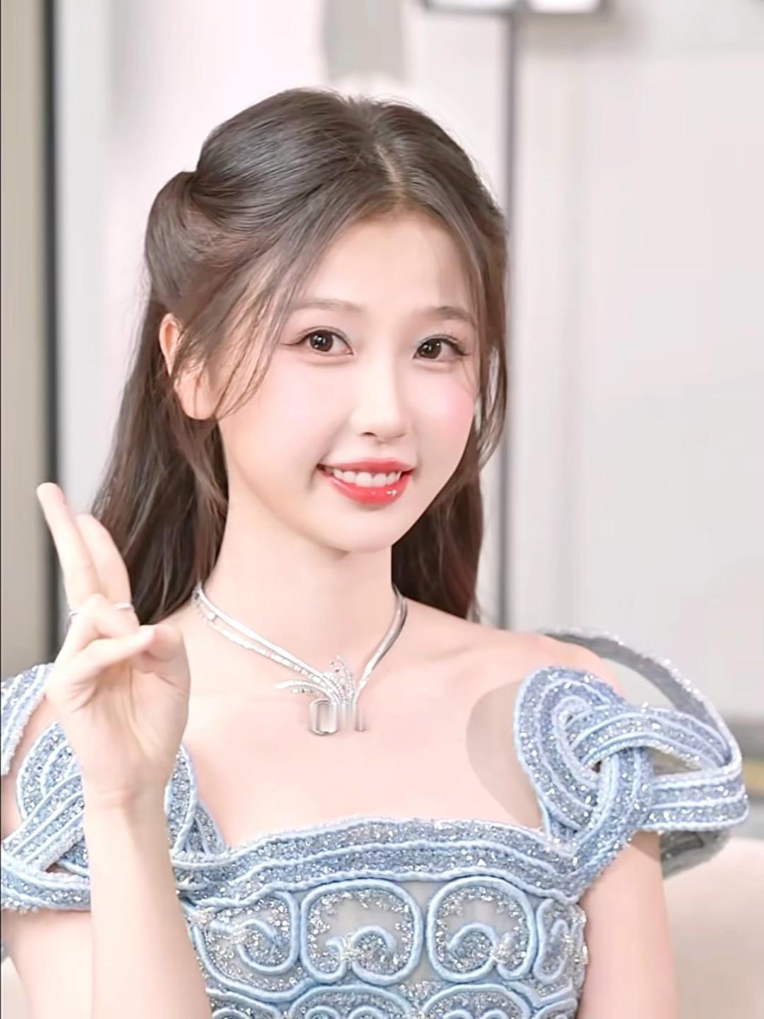 眼睛亮晶晶 是一直在抽空比耶的舒心公主[yeah] 虞书欣W盛典公主裙 ​​​