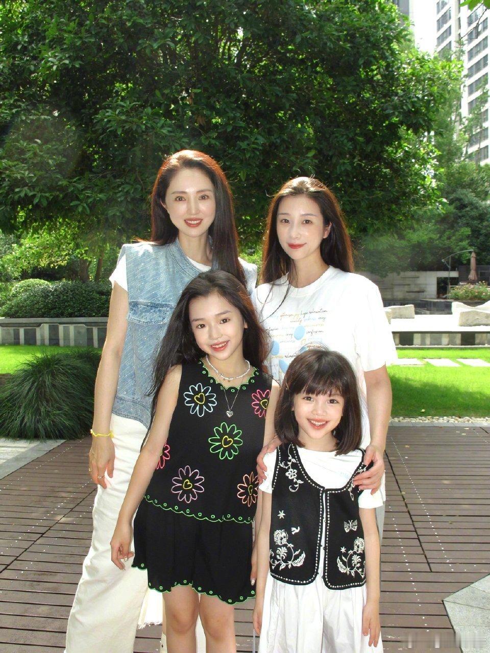 我以前一直觉得董璇女儿漂亮，自从被说像那个大鼻小眼的朱福演员后我再看就觉得没那么