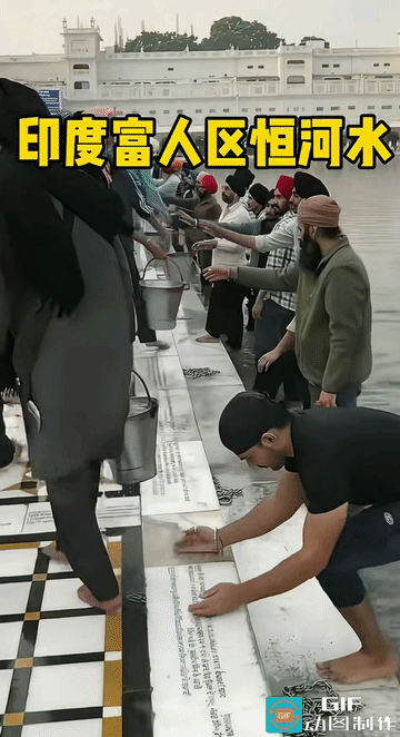 这里是新德里锡克族的黄金庙

锡克族人正在人工湖里打水去庙里煮饭准备聚餐。
锡克