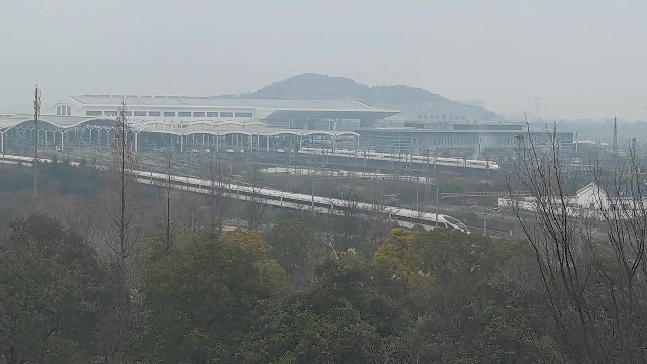 几趟高铁接连登场，看得人眼花缭乱。
1️⃣金凤凰驶向徐州东京沪场
2️⃣带鱼从徐