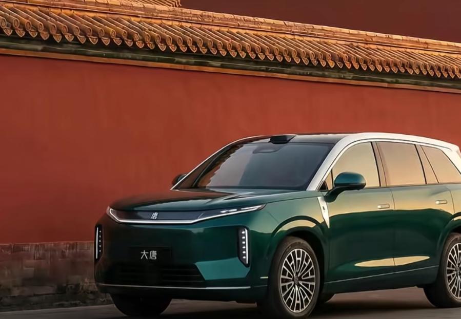 兄弟们，25万起的唐EV，这价格一出来，我直接愣了。这不是降价，是降维打击。
咱