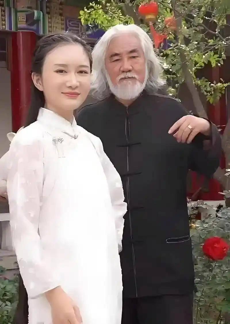 75岁的张纪中之妻–––杜星霖，女，44岁：现招聘男秘书20-40岁、身板硬朗、