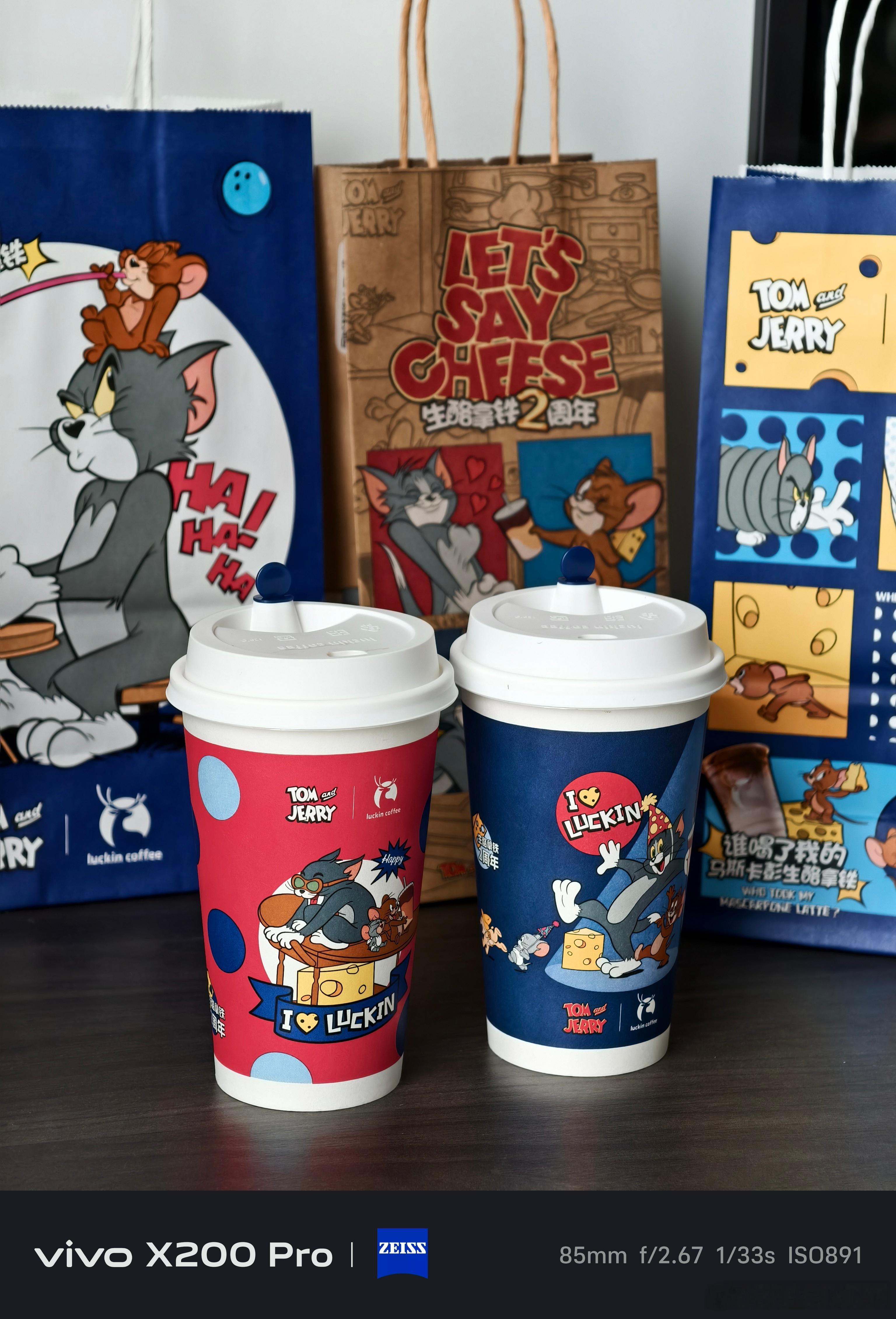 为了凑齐红蓝两个杯子点了两杯生酪拿铁猫和老鼠这个联名实在是好看，今天还把去年那次