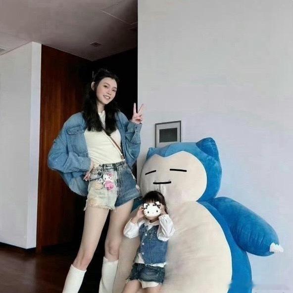 奚梦瑶女儿遗传了她的大长腿诶 