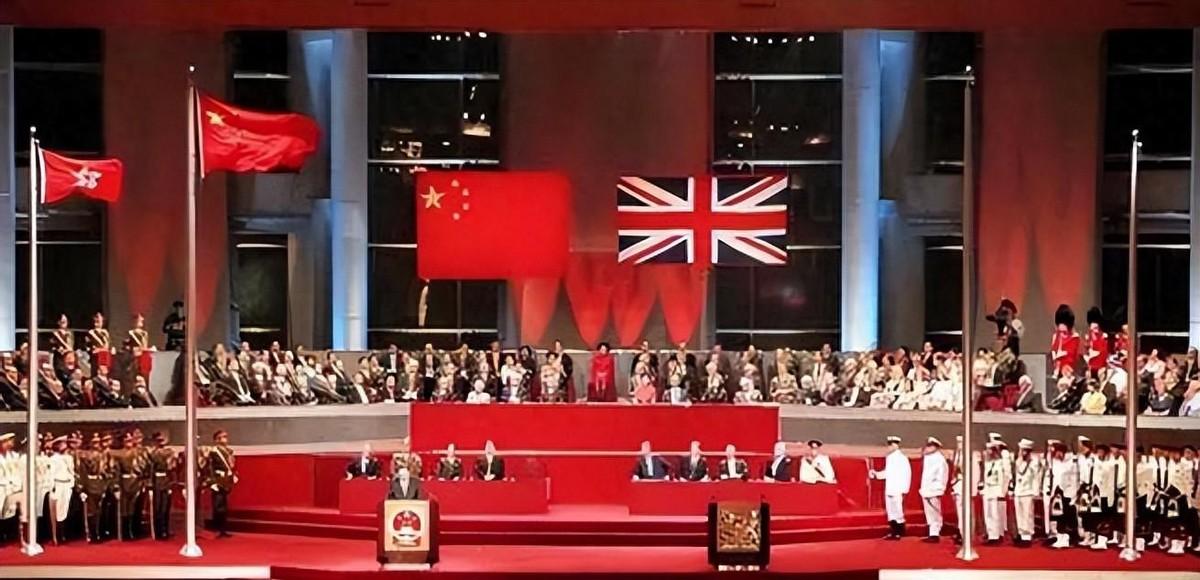 1997香港回归前夜，英军舰队南海挑衅，中方强硬回应：谁怕谁，撞就撞，护国绝不退