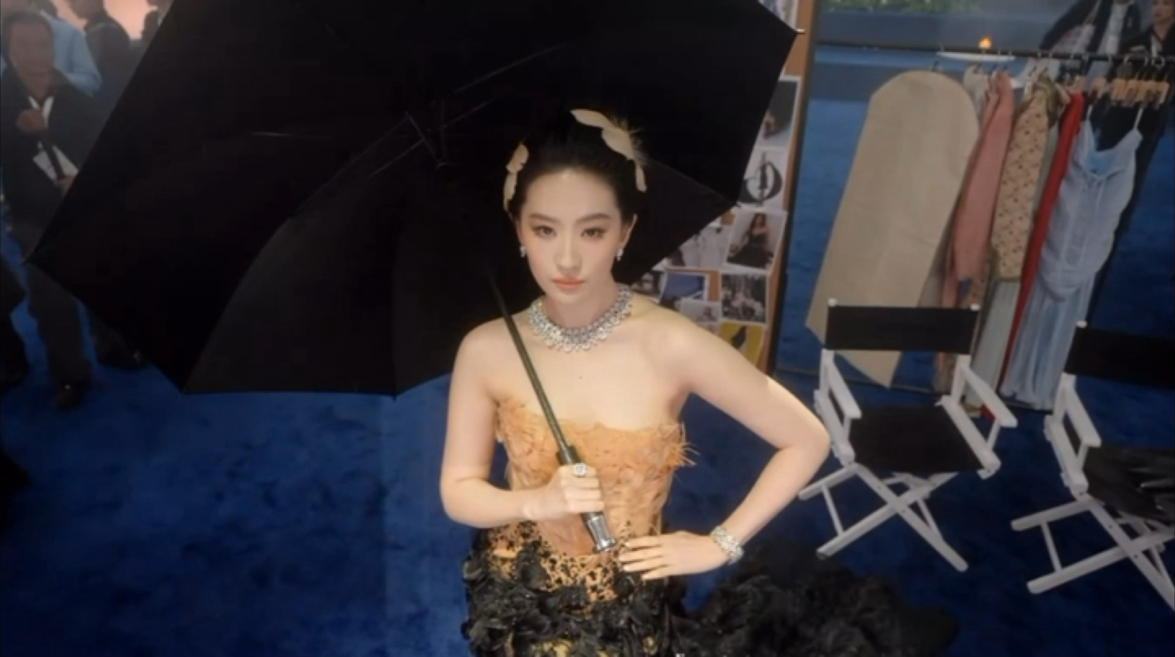 刘亦菲第二套刘亦菲这次活动第二套换成了黑色披肩造型，跟第一套的反差挺明显的。她这