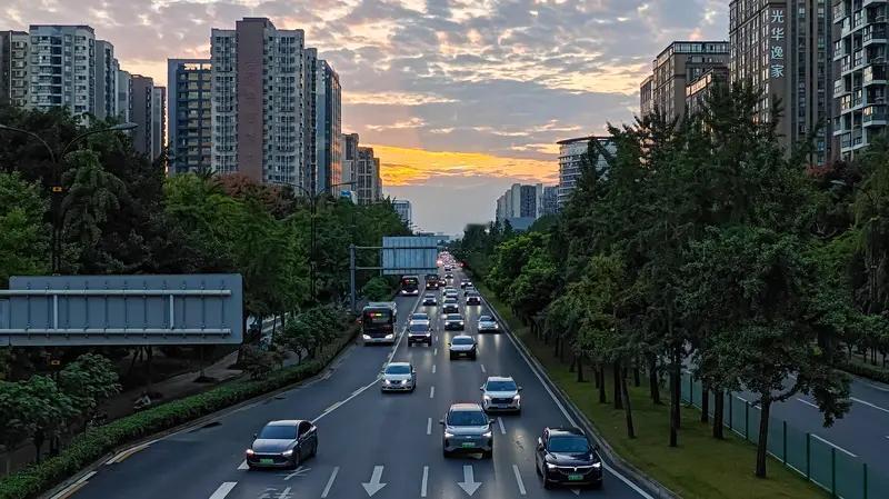 黄金周高速堵车 国庆高速堵车实录：从“自驾游”活成“公路生存挑战”
 
国庆第一