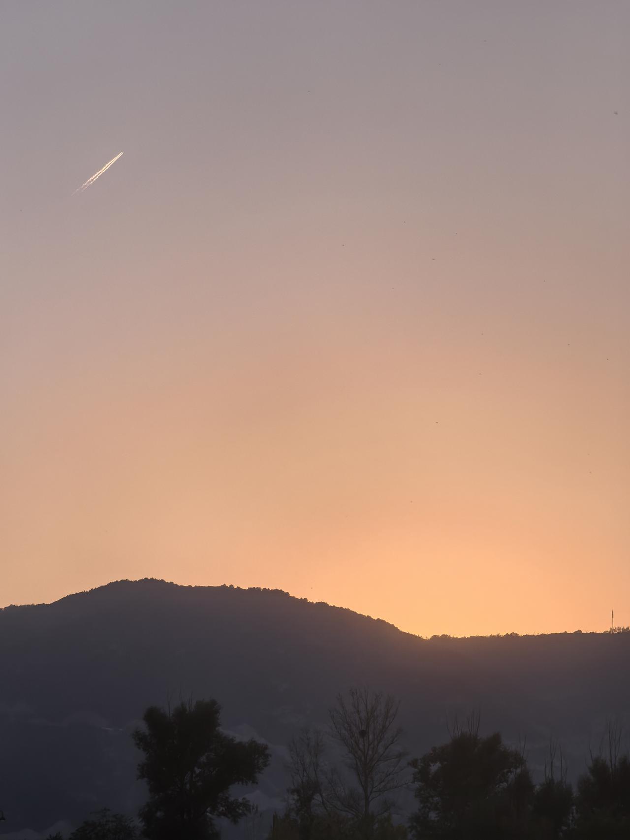 太阳刚擦着地平线沉落，西边还飘着暖融融的落日余晖，东边已经漫开柔润的浅蓝暮色，半