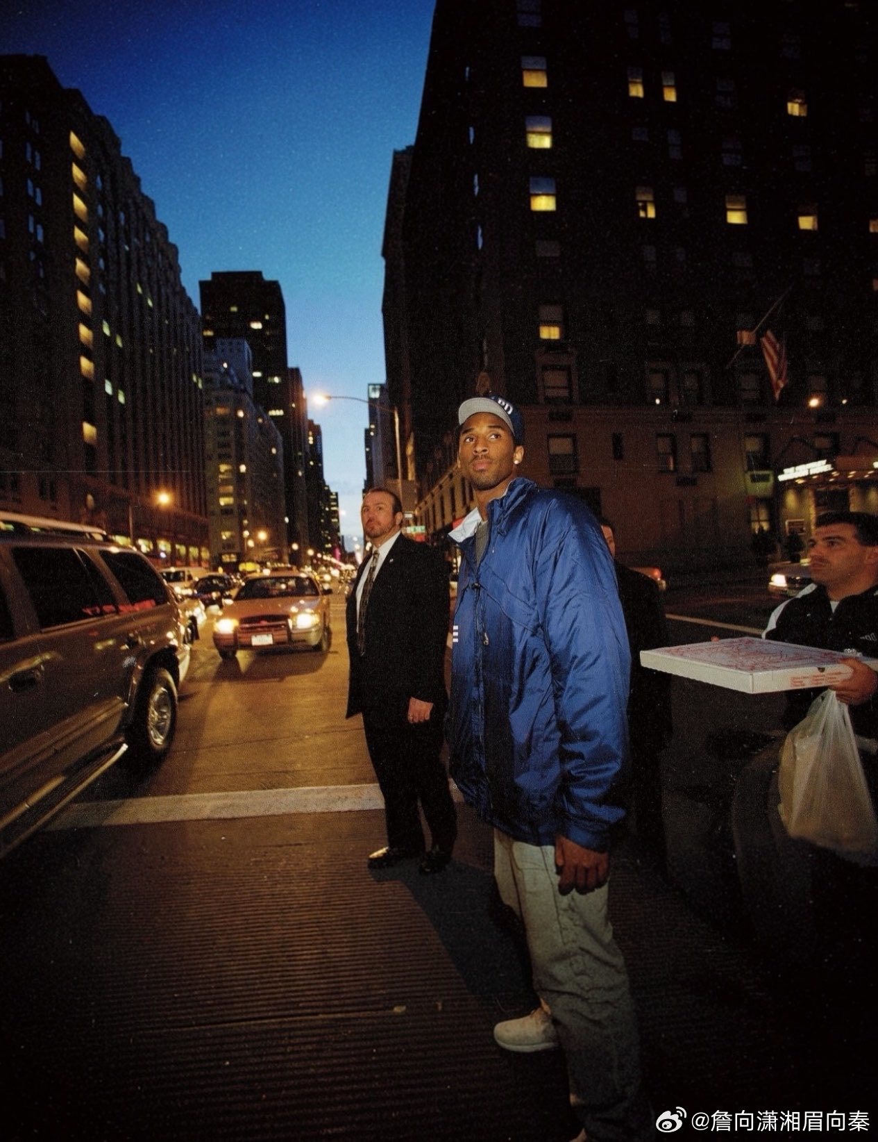 早上好！2002年，巴斯特戴着“NYPD”的帽子行走在纽约市街头！ ​​​
