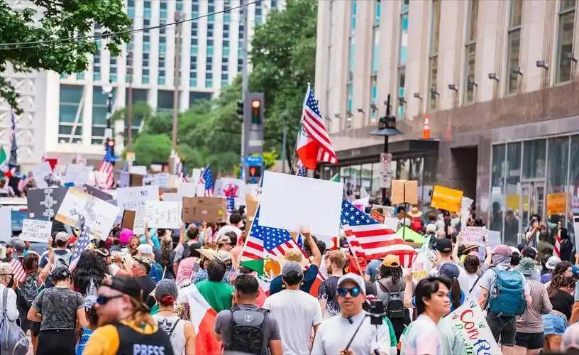 据央视新闻报道，1月11日，美国数十个城市民众，纷纷上街举行游行示威，抗议美国移
