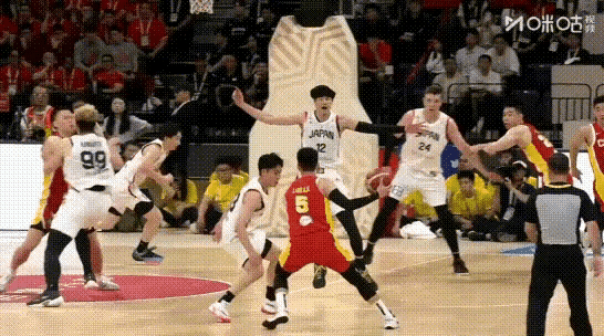 杨瀚森投入和输出不成正比！
这场比赛只得了9分，和胡金秋比起来，还是有点不够，去