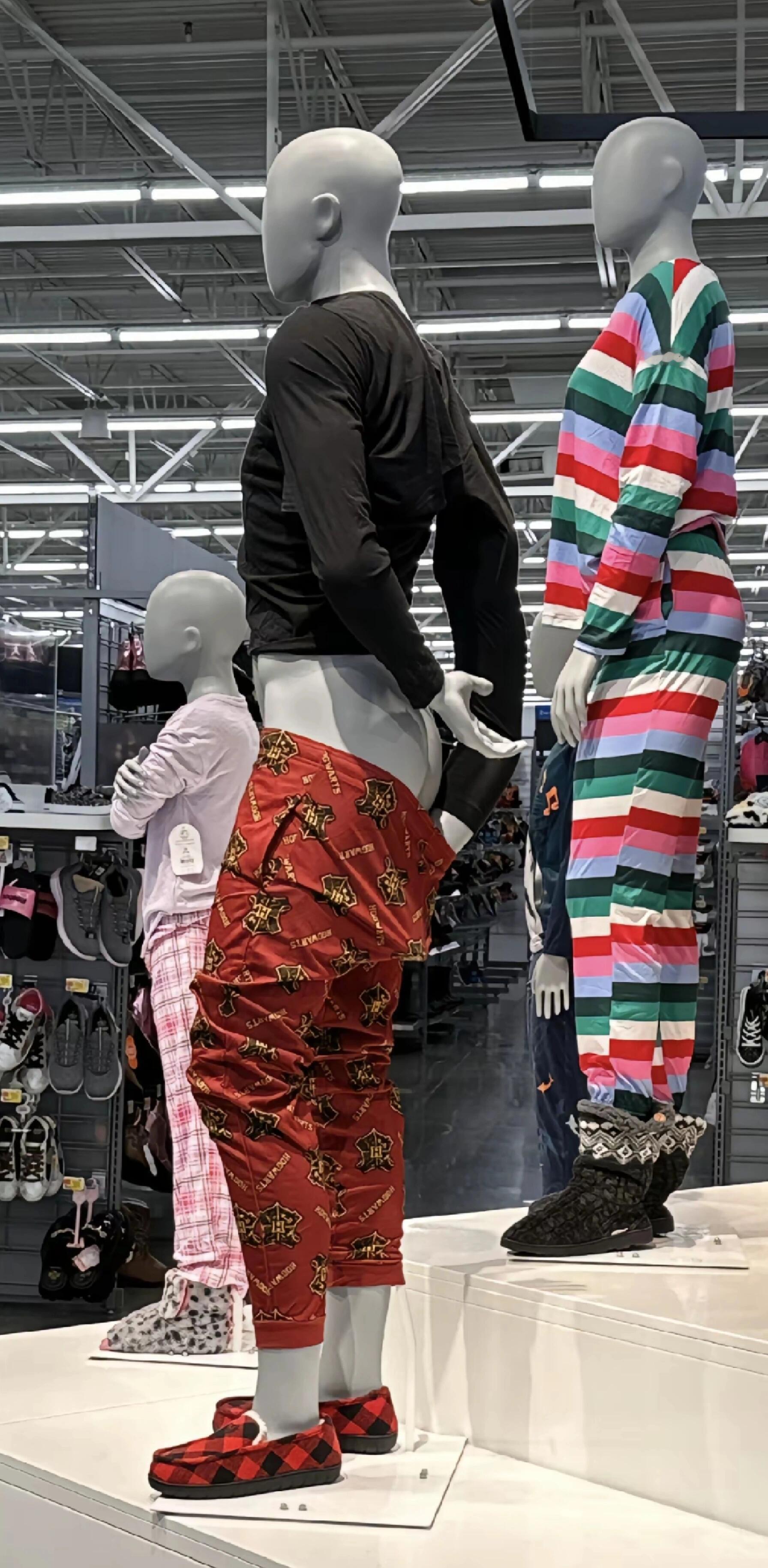 这模特摆的真颠啊 