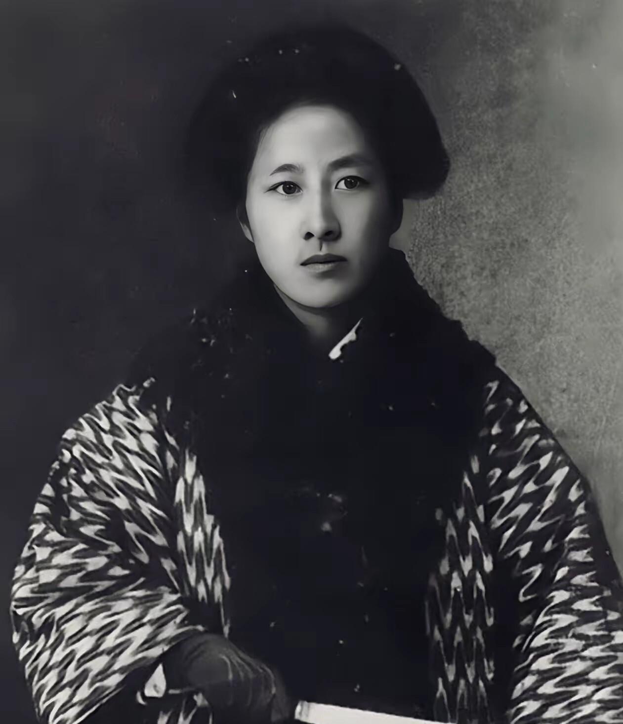 1907年，秋瑾临死前夕，山阴县令对秋瑾说：“我本欲救你一命，但我位卑言轻，无能