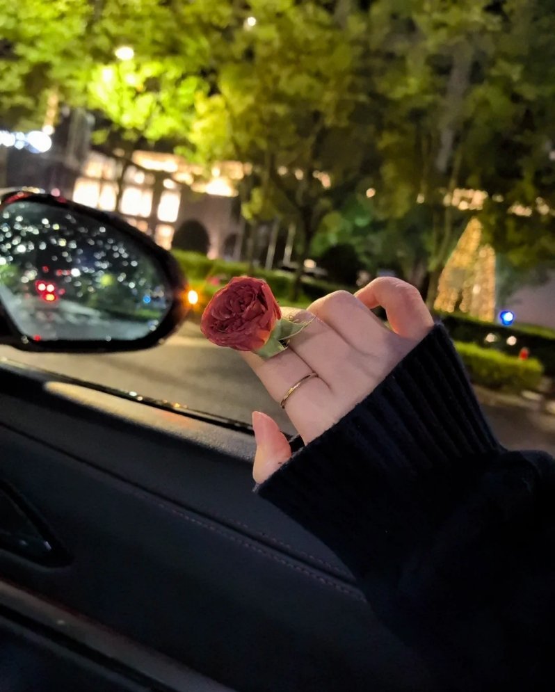 清醒一点 其实有些人什么都给不了你 只会影响你的情绪 . ​​​