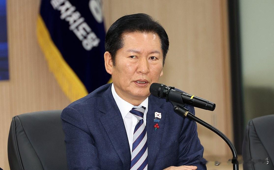 2026年1月1日，韩国共同民主党党首郑清来在中央党部新年记者会上发表讲话，提出