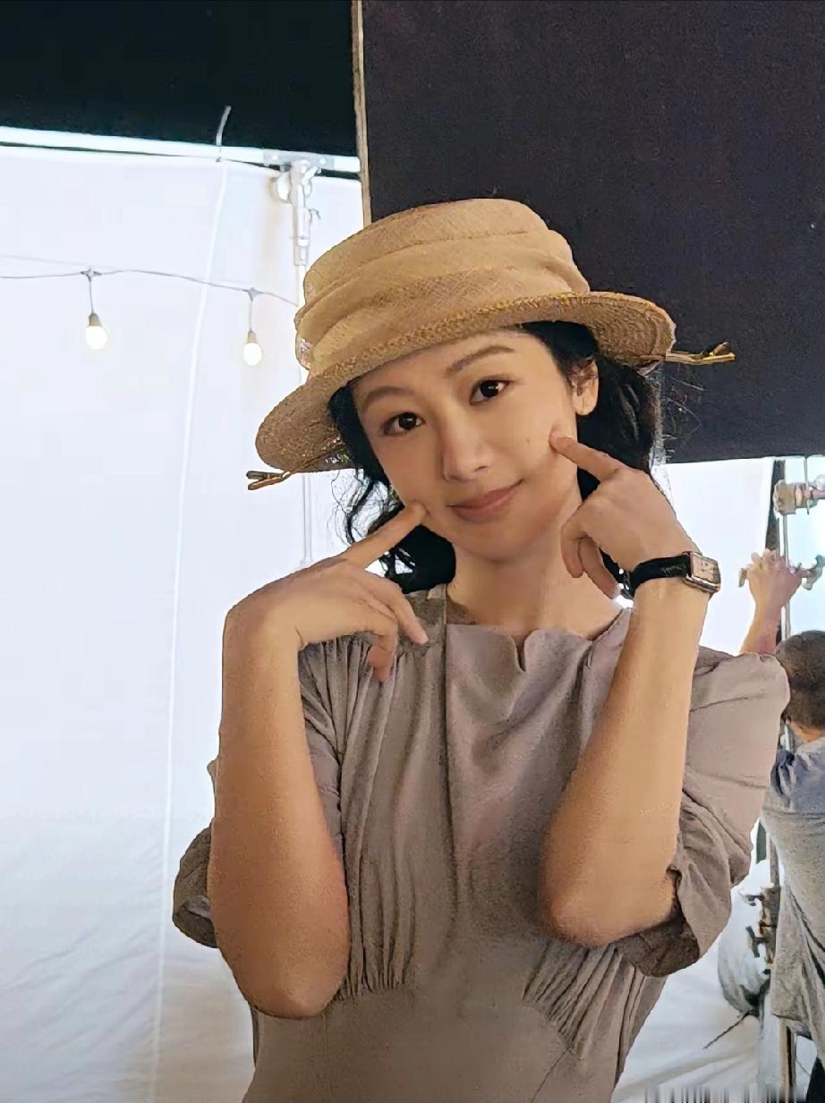 敬业紫杀疯啦！杨紫又双叒在剧组过年，大年三十晒出超丰盛的剧组年夜饭，满桌佳肴却难