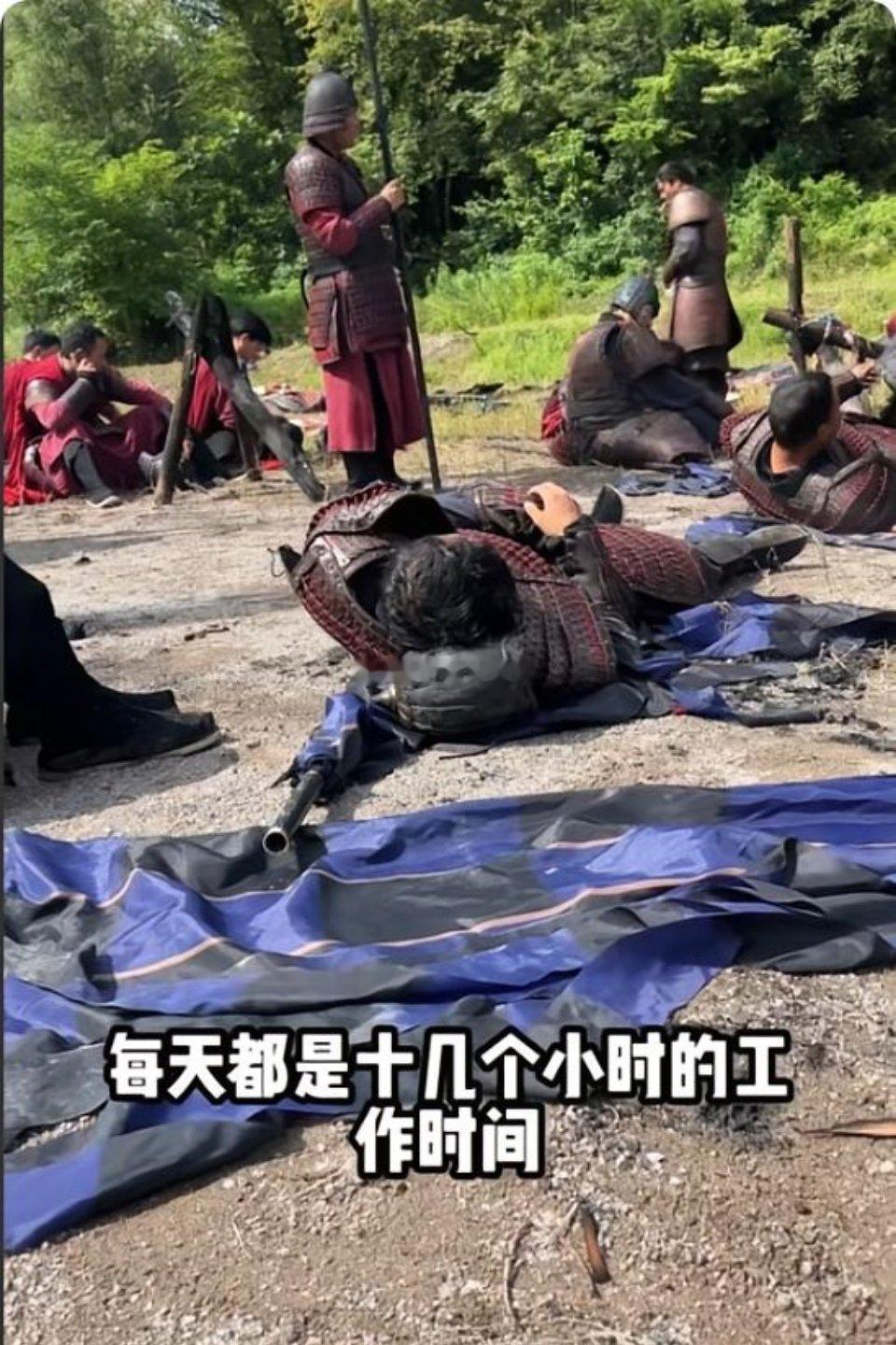 横店做了五年武行的阿凯，昨天蹲在道具箱边啃凉包子的时候，刷到自己随手发的吐槽视频