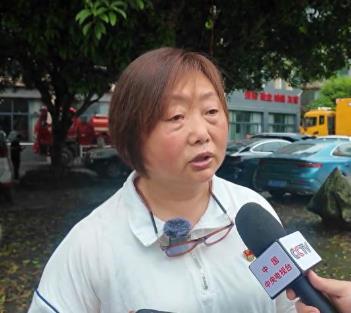 别再“吹毛求疵”了！
一个女村支书戴个金耳环怎么了？现在的农村妇女戴金首饰的比比