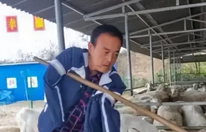 2003年，上门女婿刘斌意外失去双臂，丢掉工作的他被妻子一家扫地出门，带着年幼儿