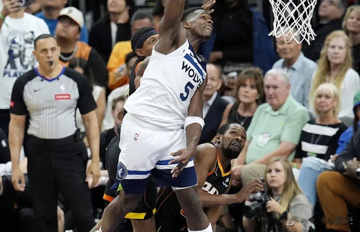 NBA未来的门面担当，爱德华兹！现在是什么技术都有了，就缺少稳定性和心性了！
 