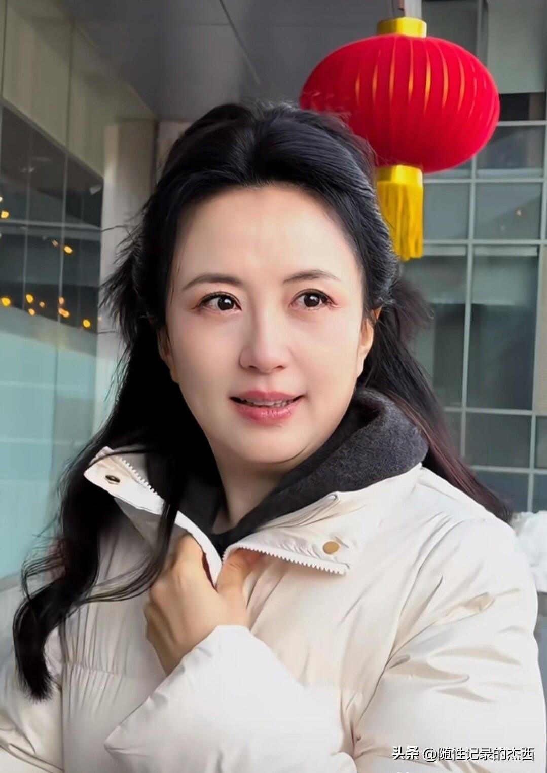 50岁的杨童舒极其漂亮，非常干净，是一名气质颜值都在线的女演员，堪称这个年龄段里