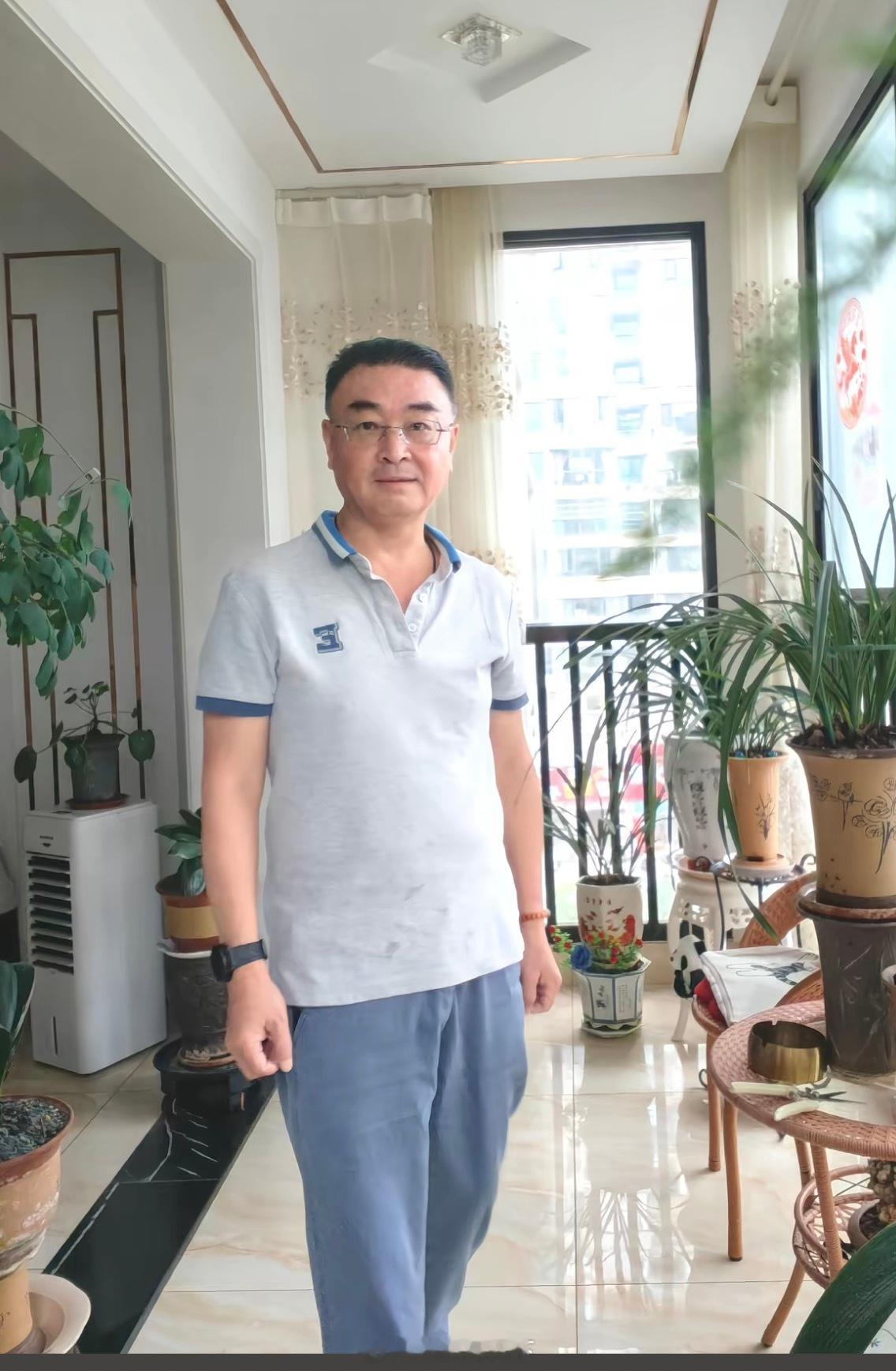 情侣爬上443米帝国大厦塔尖被捕一对俄罗斯情侣无保护徒手爬上纽约帝国大厦443米