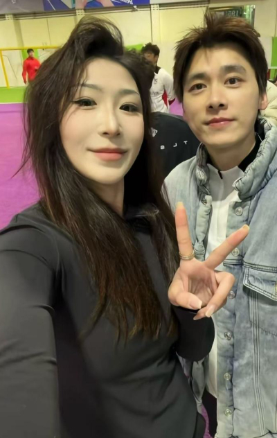 37岁李易峰现身北京体育馆踢足球，他的状态很好，皮肤白皙，身材又高又瘦，看起来少