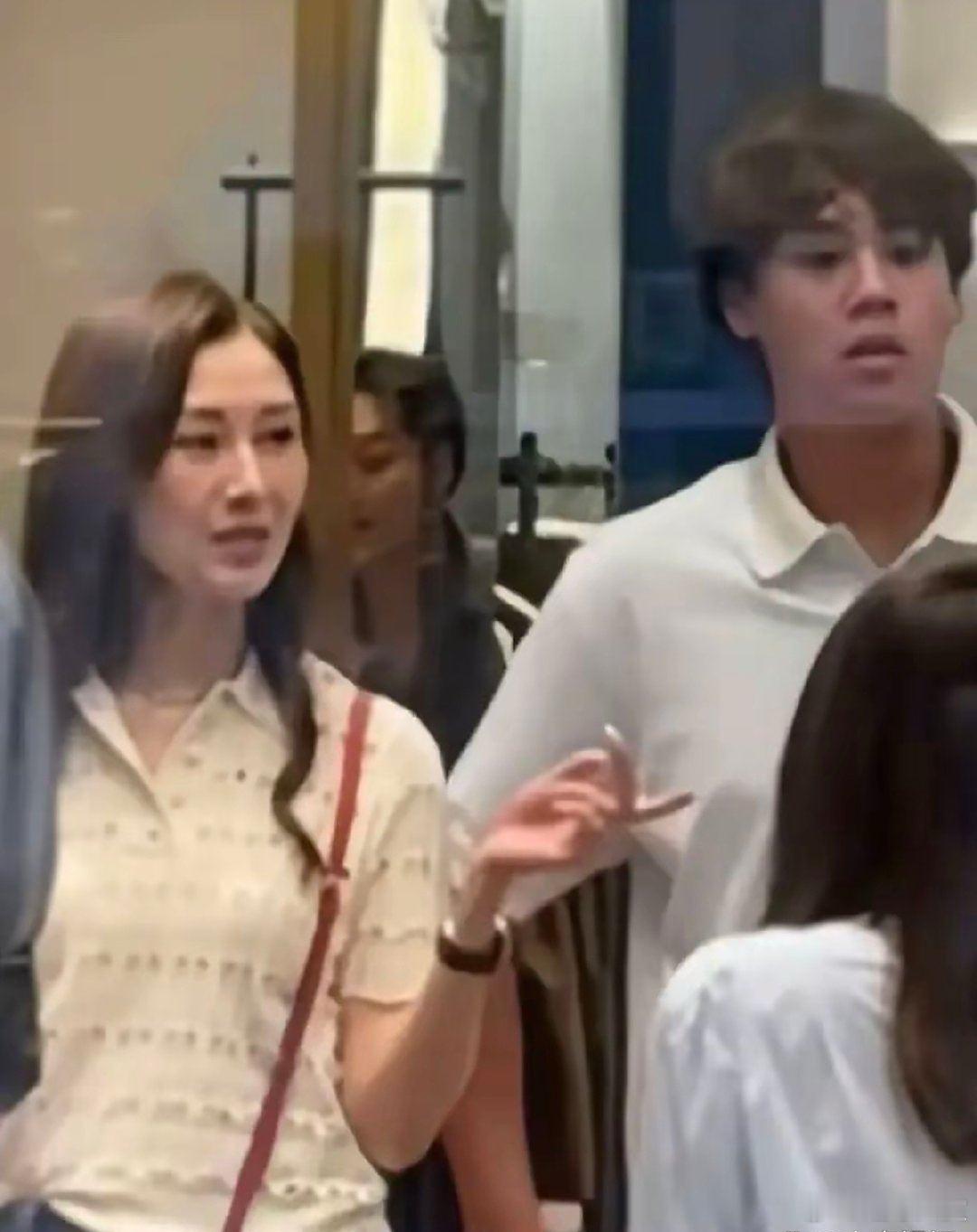 李嘉欣和14岁儿子在香港逛商场，母子俩看起来像同龄人！她的儿子长得太成熟了，身材
