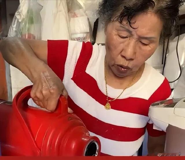 #南京阿姨手冲咖啡的热度何时会过去#估计应该很快就没热度了，因为阿姨火的没有任何
