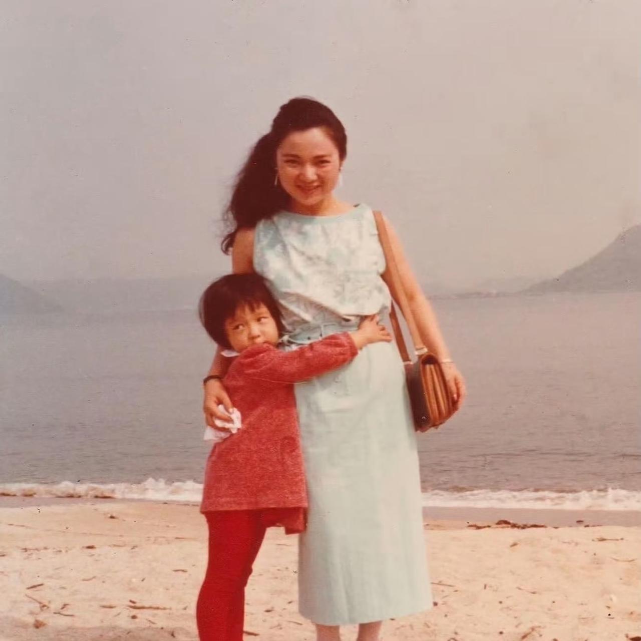 80年代，白冰冰和女儿，一张温馨的合影，这张定格温馨瞬间的相片，藏着一位单亲母亲
