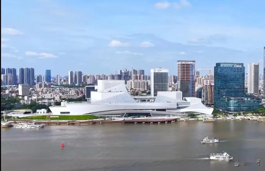 广州🈶两座落成不久、冠名“大湾区中心”的地标建筑。
一座是位于南沙区珠江口面向